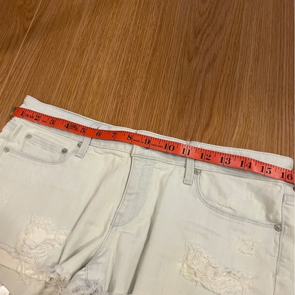 Aritzia Paradise Mine Bleached Denim Low-Rise Cutoff Shorts - US 28 - Picture 14 of 15